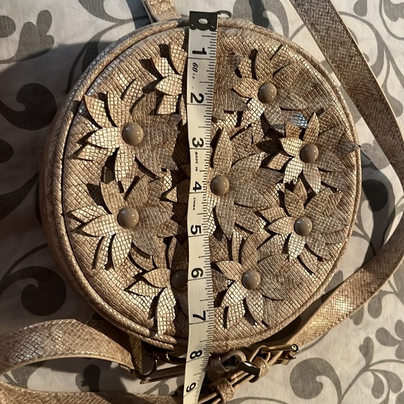 Round flower design crossbody-great condition never used - Picture 5 of 5